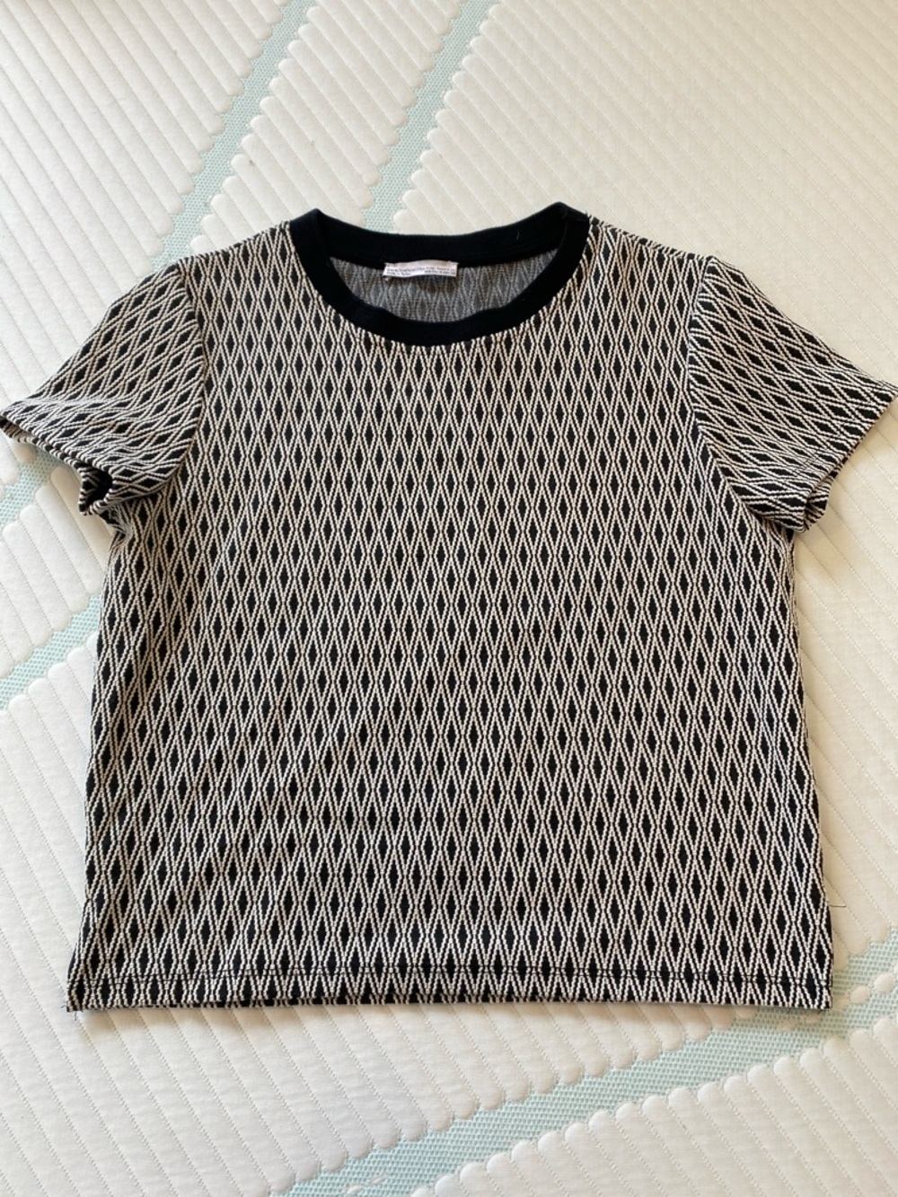 ZARA Women’s Black and Cream Diamond Pattern Knit Cropped Blouse